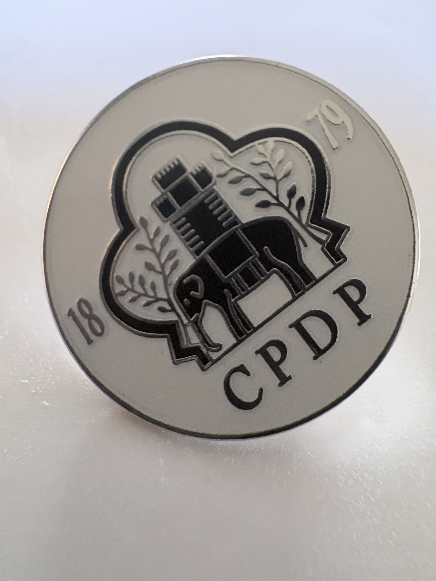 Bathodyn Pin Du a Gwyn / Black and White Pin Badge