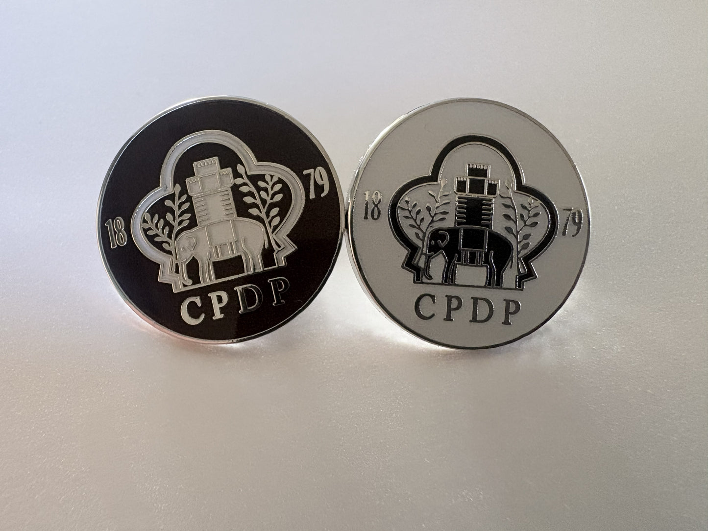 Bathodyn Pin Du a Gwyn / Black and White Pin Badge